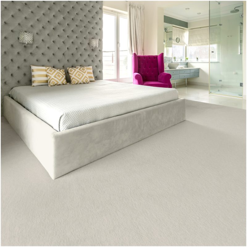 Desire saxony carpet in colour Coriander in a bedroom